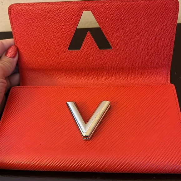 EUC Beautiful twist lock red wallet with silverr hardwaree!!!Full inclusion!!! - Picture 5 of 8